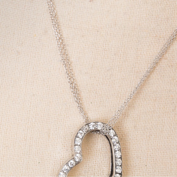Elegant pendant choker with dainty chain & crystal faux diamond heart pendant - Picture 9 of 13